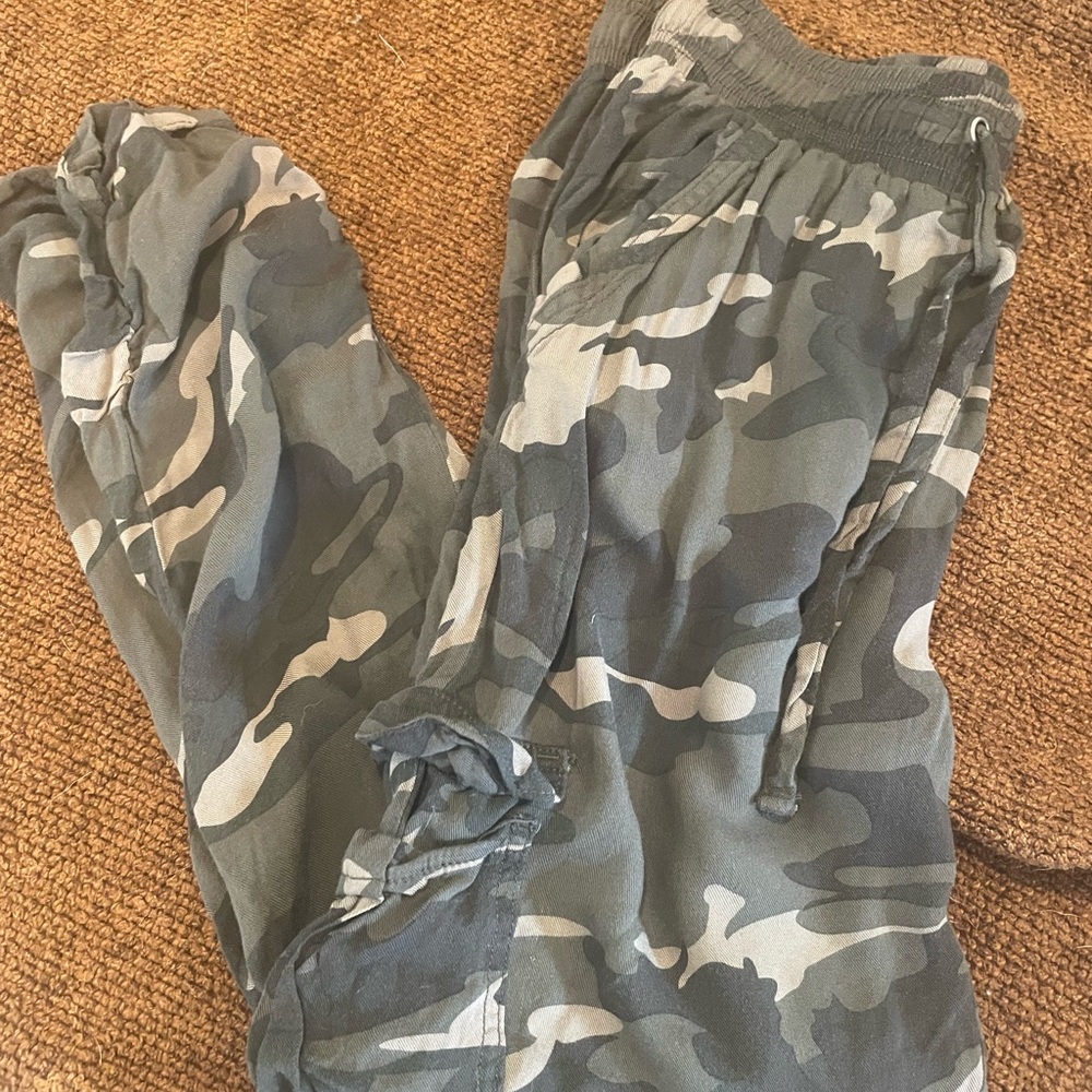 Rewash camo joggers- lightweight rayon- juniors size M. Elastic waist w/tie-VGUC
